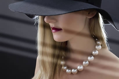 woman-with-Pearls Pearl Necklace